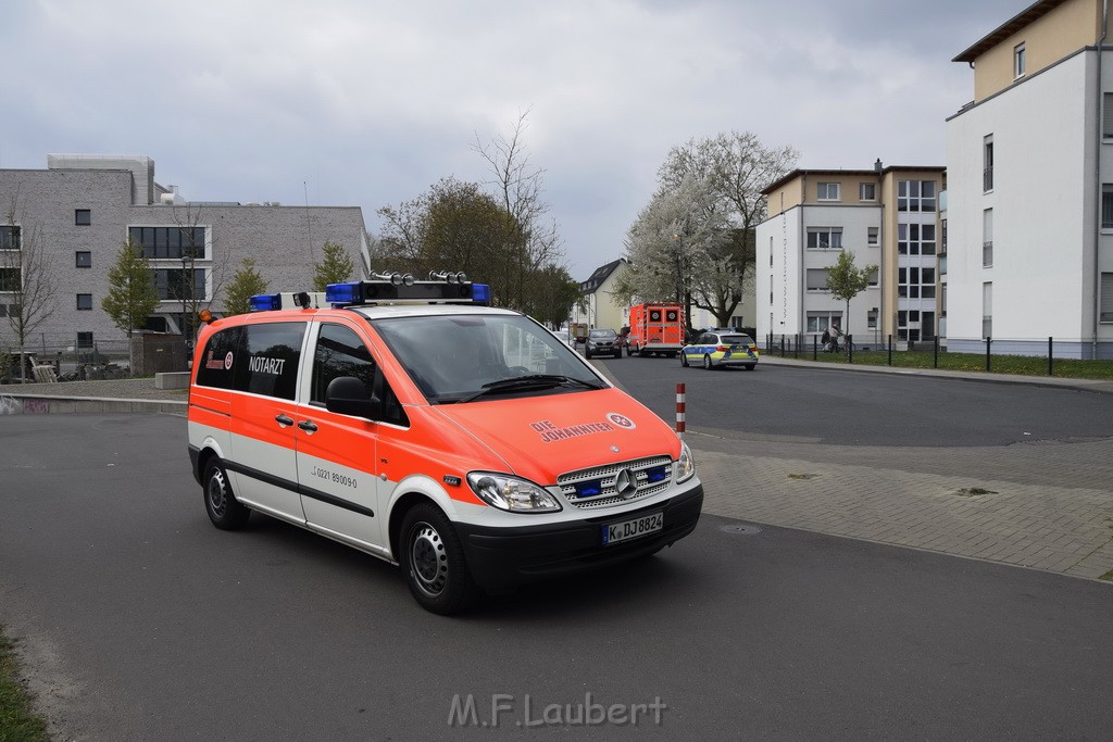 Einsatz BF Koeln in Koeln Buchheim Arnsbergerstr P46.JPG - Miklos Laubert